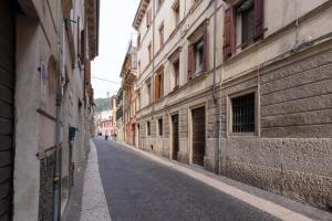 an empty street in an alley between two buildings at Intero Appartamento AnticaValle in Verona