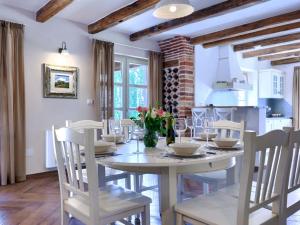 - une cuisine et une salle à manger avec une table et des chaises dans l'établissement Villa Feniks by Interhome, à Višnjan