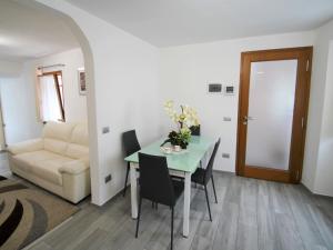 - un salon avec une table, des chaises et un canapé dans l'établissement Apartment Elsa by Interhome, à Dumenza