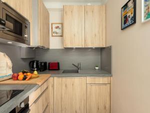 Dapur atau dapur kecil di Apartment Résidence les Roses by Interhome