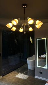 uma casa de banho com uma ventoinha de tecto, uma banheira e um espelho. em Carpe Diem Cabanas 2 em Campo Largo