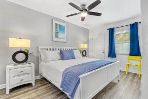 um quarto com uma cama e uma ventoinha de tecto em Park Shore Suites of Madeira Beach! Pet Friendly and Steps to the Beach! - #8 em St. Pete Beach