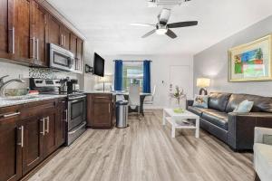 uma sala de estar com um sofá e uma cozinha em Park Shore Suites of Madeira Beach! Pet Friendly and Steps to the Beach! - #8 em St. Pete Beach