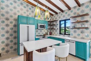 Cucina o angolo cottura di Trendy Condo with Modern Decor, Stunning Ocean Views, and Exclusive Beach Club Access