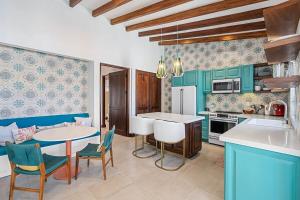 Cucina o angolo cottura di Trendy Condo with Modern Decor, Stunning Ocean Views, and Exclusive Beach Club Access