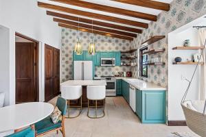 Cucina o angolo cottura di Trendy Condo with Modern Decor, Stunning Ocean Views, and Exclusive Beach Club Access