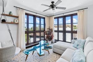 Area soggiorno di Trendy Condo with Modern Decor, Stunning Ocean Views, and Exclusive Beach Club Access