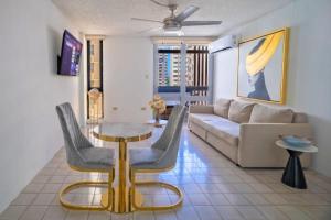 uma sala de estar com um sofá e uma mesa em Budget-Friendly Haven- Comfort & Convenience em San Juan