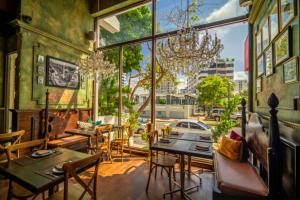 um restaurante com mesas e cadeiras e vista para uma rua em Budget-Friendly Haven- Comfort & Convenience em San Juan