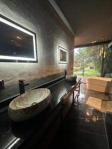 - une grande salle de bains avec une grande baignoire sur un comptoir dans l'établissement Carpe Diem Cabanas 2, à Campo Largo
