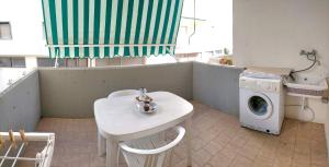ガリポリにあるLa Spiaggia sotto Casaのランドリールーム(テーブル、洗濯機付)