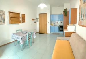 ガリポリにあるLa Spiaggia sotto Casaのリビングルーム(テーブル付)、キッチン