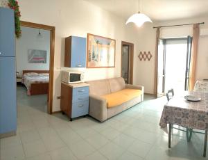 A kitchen or kitchenette at La Spiaggia sotto Casa A pochi passi dal mare, Rivabella Gallipoli