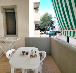 A balcony or terrace at La Spiaggia sotto Casa A pochi passi dal mare, Rivabella Gallipoli