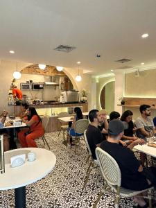 un grupo de personas sentadas en mesas en un restaurante en Blu Hotel Boutique, en Lima