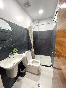 uma casa de banho com um WC e um lavatório em Sierra Bay View 3-BR Jacuzzi Overlooking Roofdeck em Binangonan
