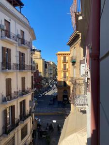vista de uma rua da cidade a partir de um edifício em Avolina’s Apartment em Nápoles
