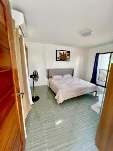 um quarto com uma cama e uma janela em Sierra Bay View 3-BR Jacuzzi Overlooking Roofdeck em Binangonan