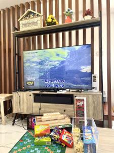 uma televisão de ecrã plano em cima de uma mesa em Sierra Bay View 3-BR Jacuzzi Overlooking Roofdeck em Binangonan