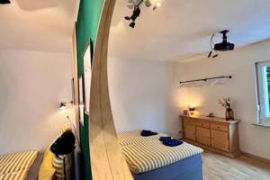 Pokój z łóżkiem i lustrem w obiekcie Modern & Stilvoll mit Kino - Wii w mieście Essen