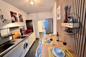 Essen的住宿－Modern & Stilvoll mit Kino - Wii，厨房配有桌子、水槽和炉灶。