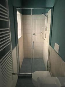 bagno con doccia in vetro e servizi igienici di Casa di Andre a Cerveteri