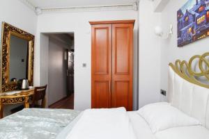 Postel nebo postele na pokoji v ubytování Californiacityhotel