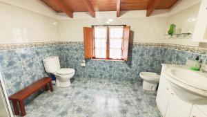 a bathroom with a toilet and a sink at Vivienda Vacacional Casa Casenti in Villanueva de Ardisana