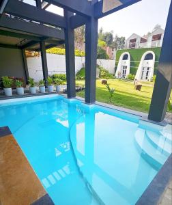 - une piscine dans une maison dans l'établissement NYAST VALLEY RESORT, ARPORA, à Arpora