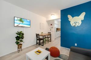 マイアミにあるBeautiful 1 Bedroom Apartment In Miamiの青い壁のリビングルーム(テーブル付)