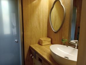bagno con lavandino e specchio di Casa Helichrysum a Santa Margherita di Pula