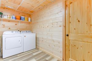 Fotografie z fotogalerie ubytování Smoky Mountain Cabin Rental with Hot Tub and Views! v destinaci Cosby + 29 fotografií