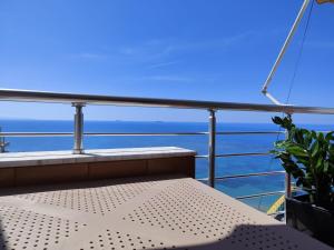 een balkon met een tafel en uitzicht op de oceaan bij NOVA Sea View Apartments in Durrës