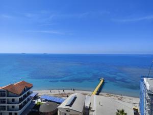 een uitzicht op het strand vanuit een gebouw bij NOVA Sea View Apartments in Durrës