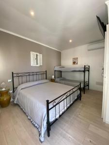 1 dormitorio con 1 cama y 2 literas en Agriturismo Tenuta la Monaca, en Aradeo