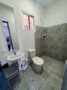 Koupelna v ubytování Hotelito La Aventura, AC private WC rooms near the old town, no tax