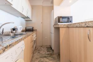 una cucina con lavello e microonde di Sunset view 3 a Puerto de Santiago Altre 6 foto