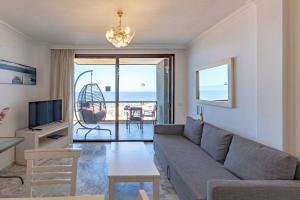 un soggiorno con divano e vista sull'oceano di Sunset view 3 a Puerto de Santiago
