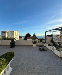 eine Terrasse mit Topfpflanzen auf einem Gebäude in der Unterkunft Villa Šimović in Baška Voda