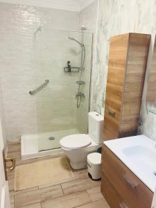un bagno con doccia, WC e lavandino di Sunset view 3 a Puerto de Santiago