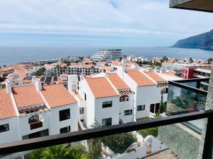una vista della città da un balcone di Sunset view 3 a Puerto de Santiago