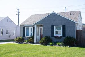 a small house with a yard at Cozy Vacation Home 4 miles from Airport in Cleveland