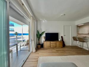 uma sala de estar com vista para o oceano em Casa Oli,1 LINEA DE PLAYA, FAMILIAS Y PAREJAS em Playa de Gandia