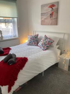 um quarto com uma cama com almofadas e um guarda-chuva em The Sashes - Apartment One - FREE Parking - Ultrafast WIFI - Smart TV - Netflix - sleeps up to 6! Close to Poole Town Center & Sandbanks & Bournemouth em Poole