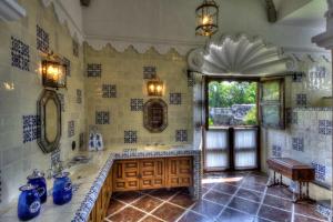 een badkamer met een wastafel en een spiegel bij Hacienda Acamilpa in Acamilpa