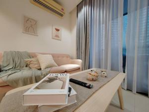 - un salon avec un canapé et une table basse dans l'établissement Mont Kiara Deluxe 2 Bedroom with Balcony KL CITY #1-4Pax, à Kuala Lumpur