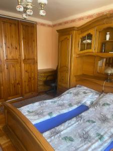 una camera con letto e armadi in legno di Garden House etc 1 apartman 