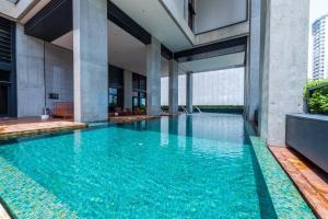 - une piscine dans un bâtiment d'eau bleue dans l'établissement Mont Kiara Deluxe 2 Bedroom with Balcony KL CITY #1-4Pax, à Kuala Lumpur