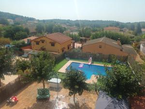 vista aerea di una casa con piscina di Villa Zen a El Vendrell