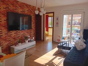 ein Wohnzimmer mit Ziegelwand in der Unterkunft Apartamento compartido excelente ubicación in El Prat de Llobregat